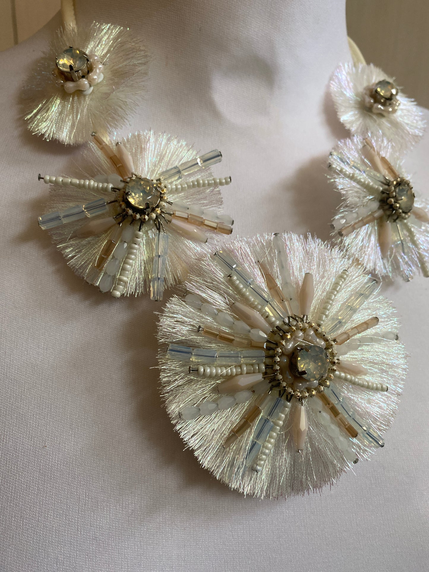 Collier irisé blanc nacre
