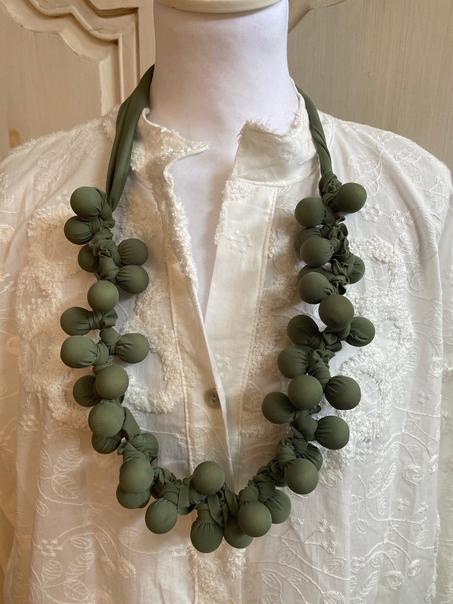 Collier kaki