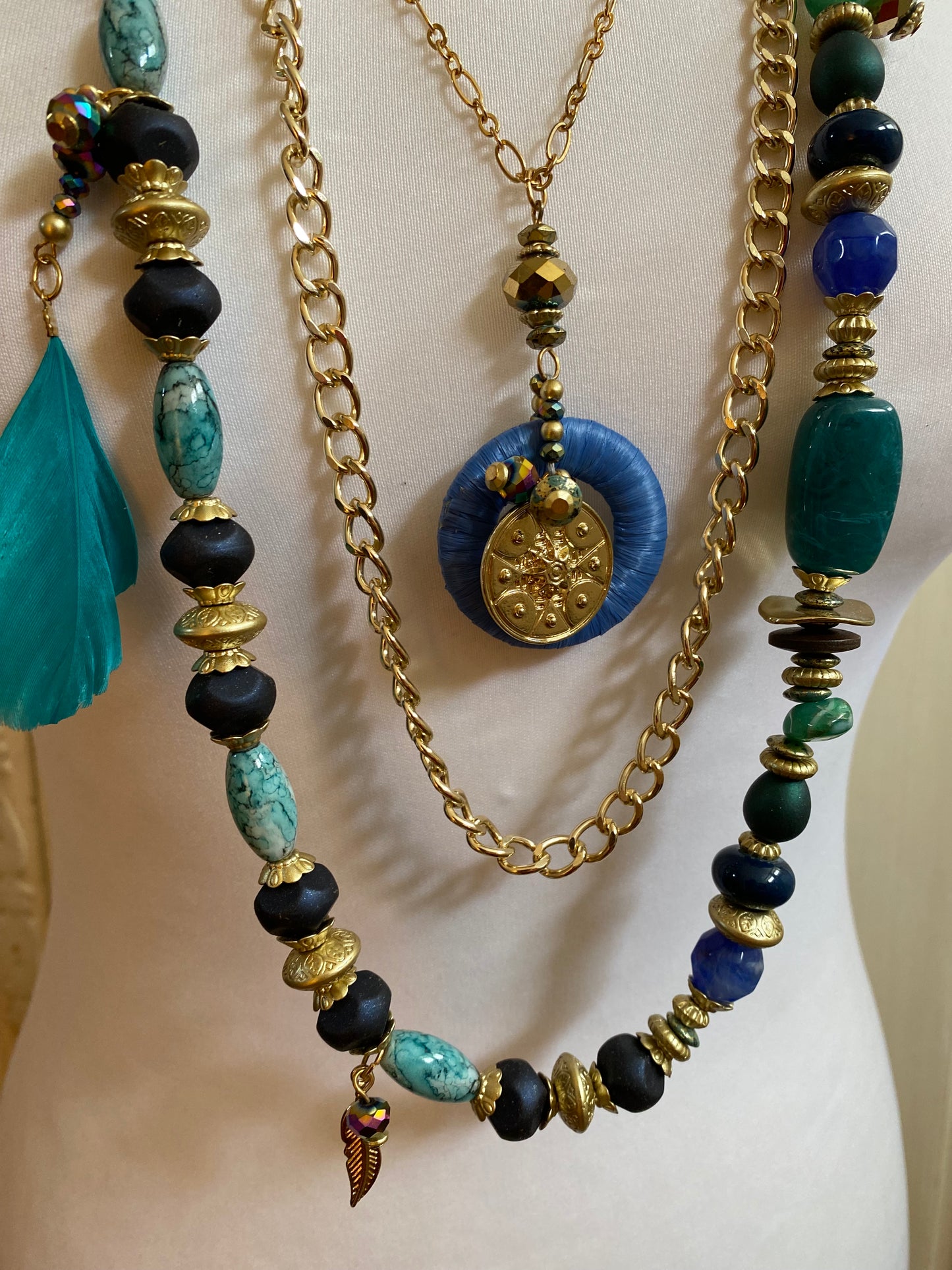 Collier plume bleu