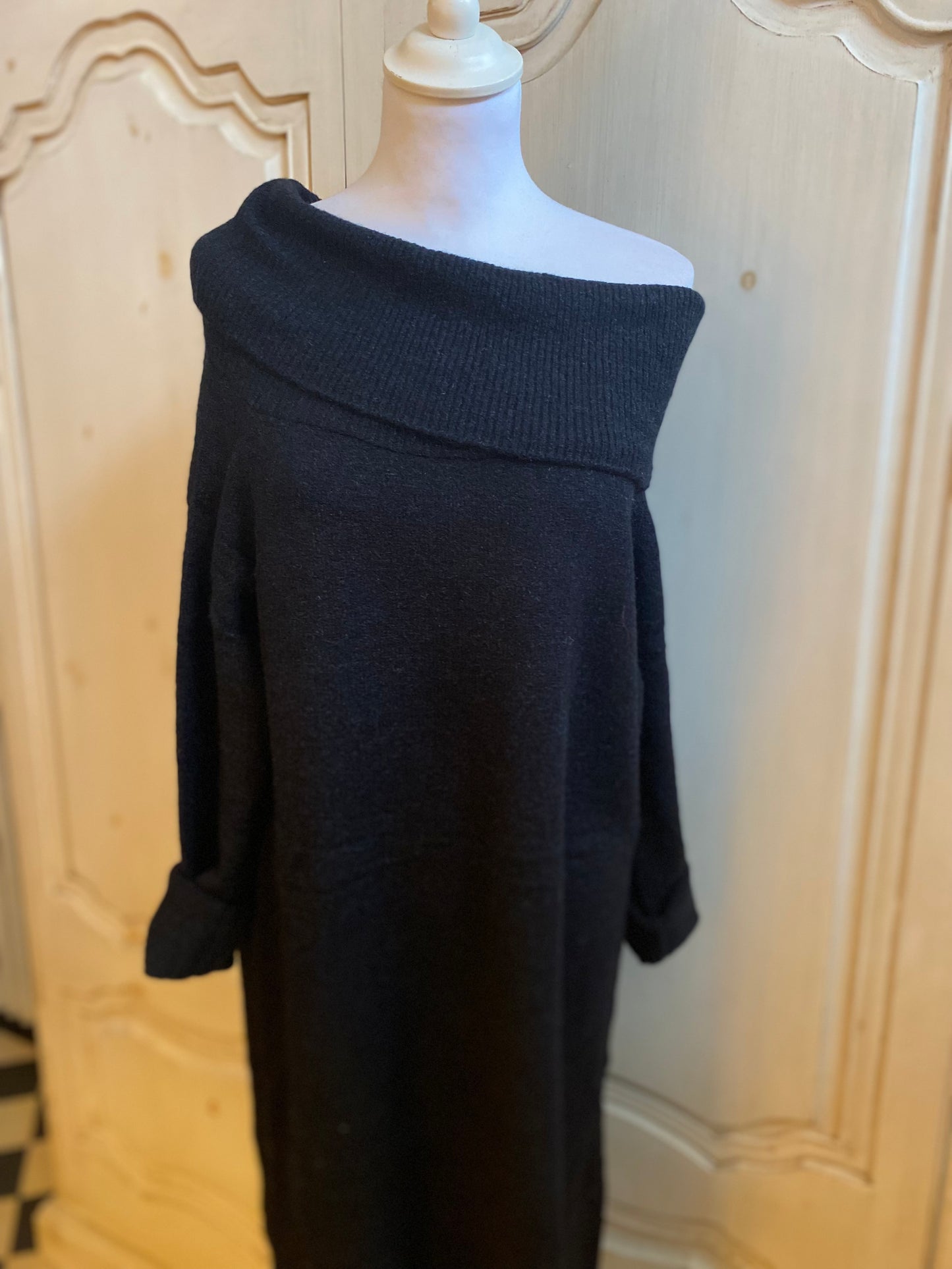 Robe Cassandre noir convient du 40 au 46/48