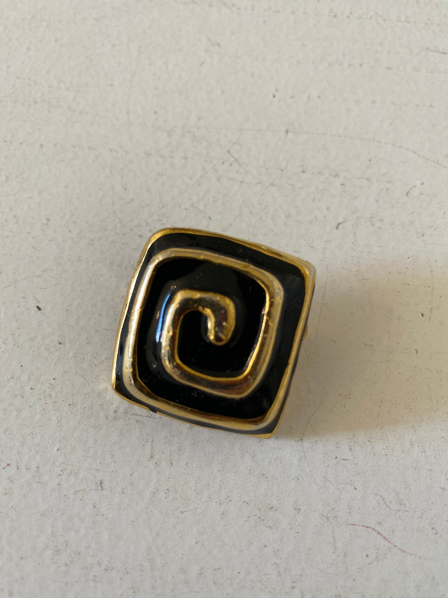 Broche carré noire 