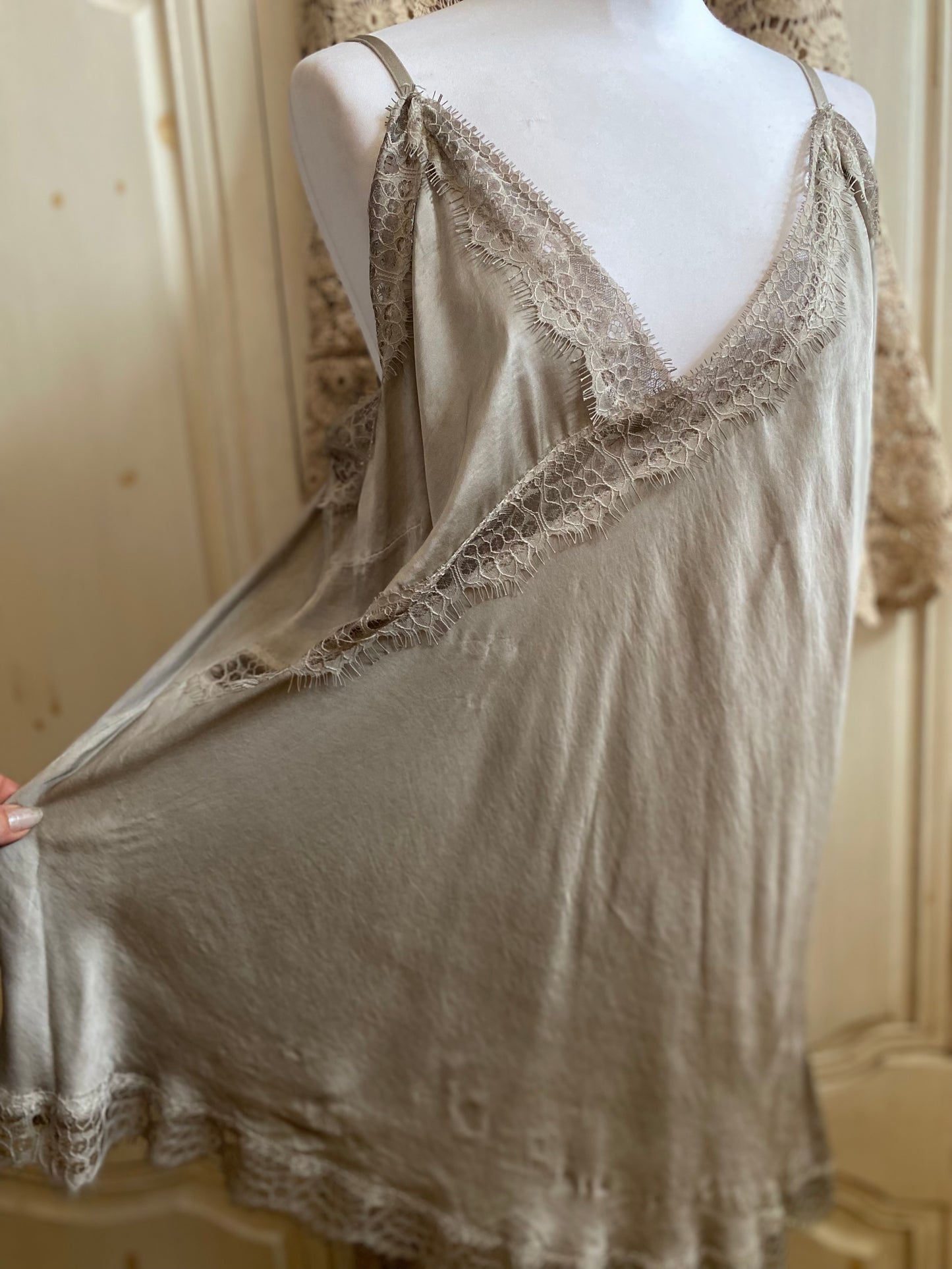 Top en pointe taupe convient du 42 au 50