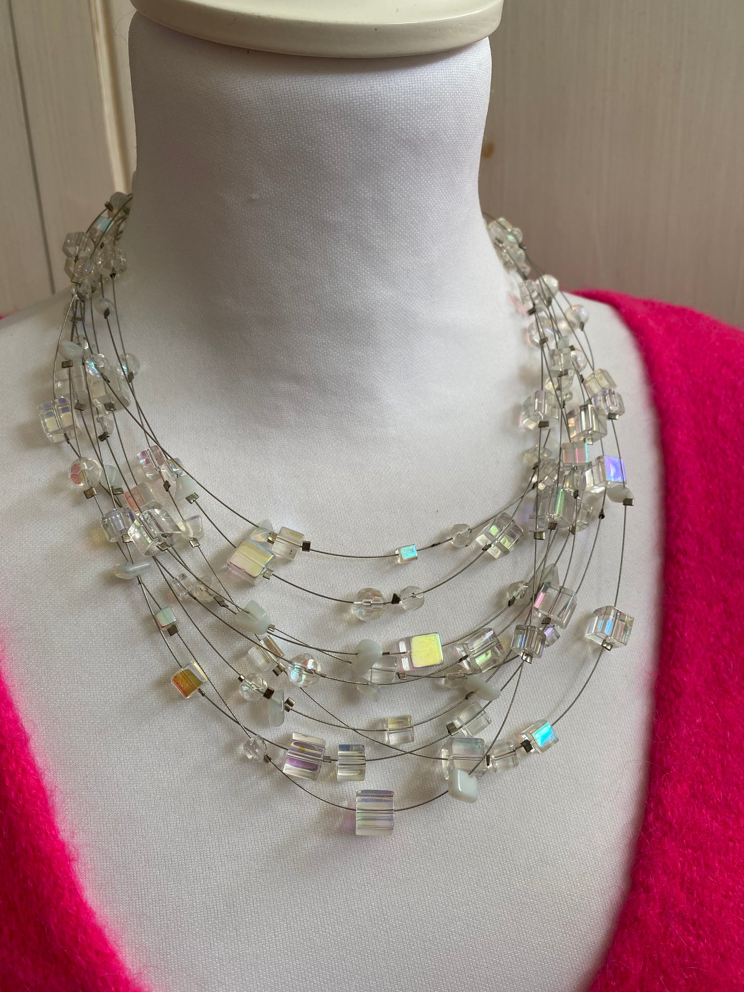 Collier translucide déstructuré