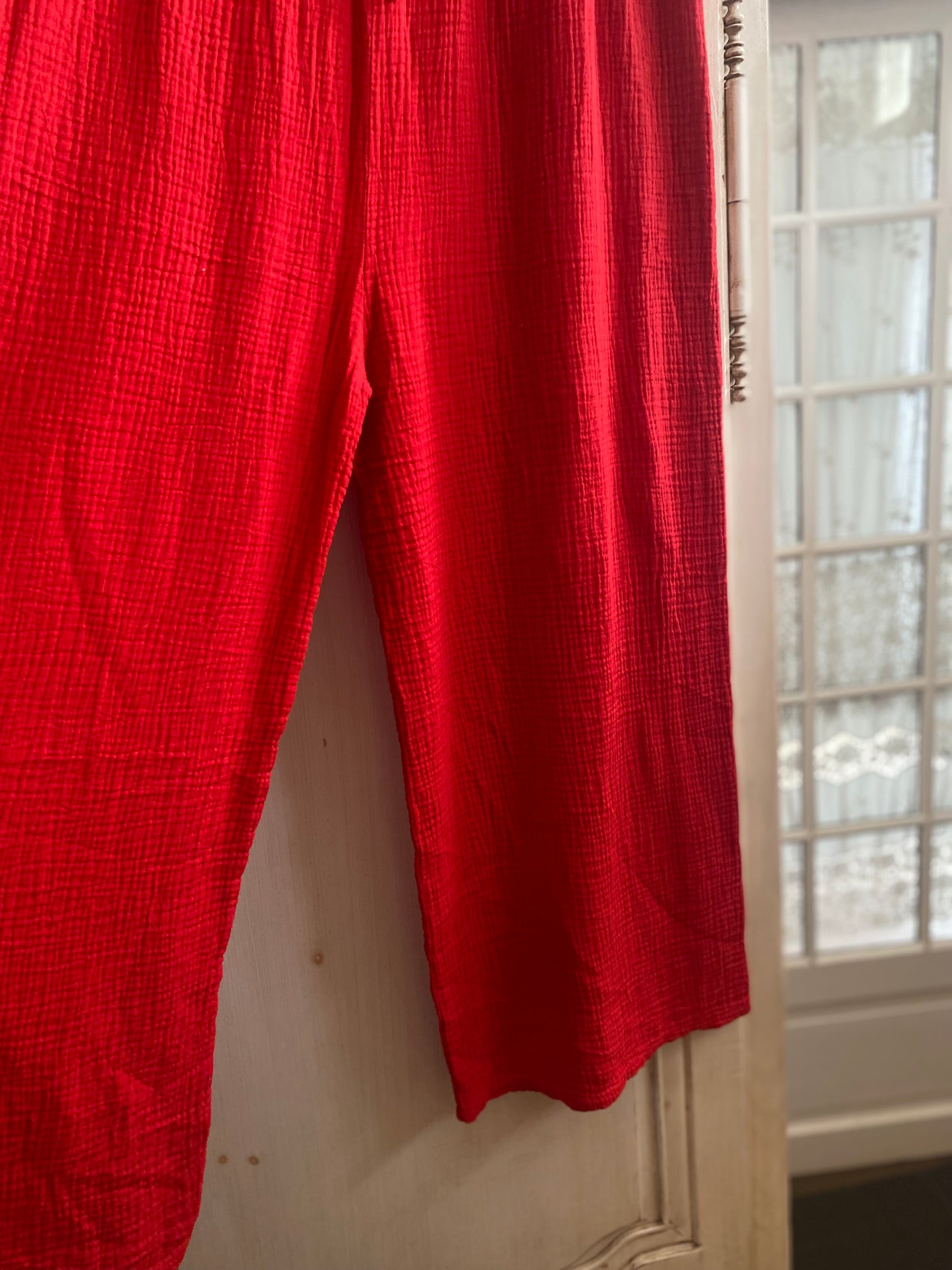 Pantalon rouge convient du 42 ou 48 ￼