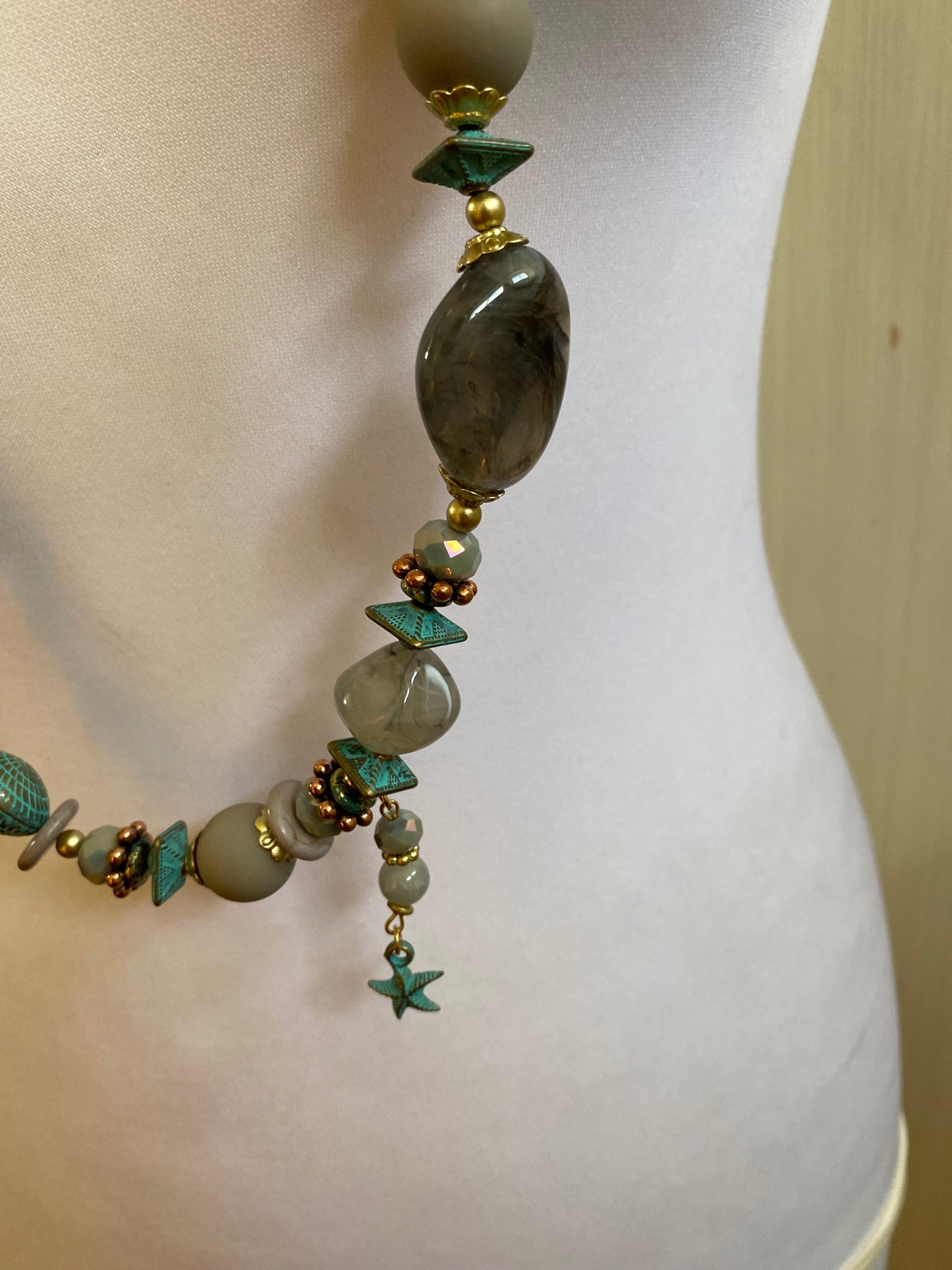 Sautoir gris céladon