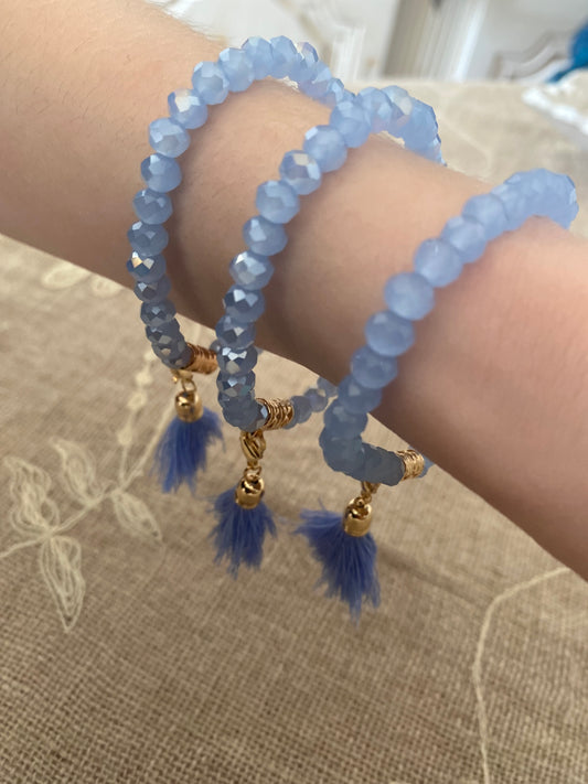 Bracelet, pompon bleu, poudré