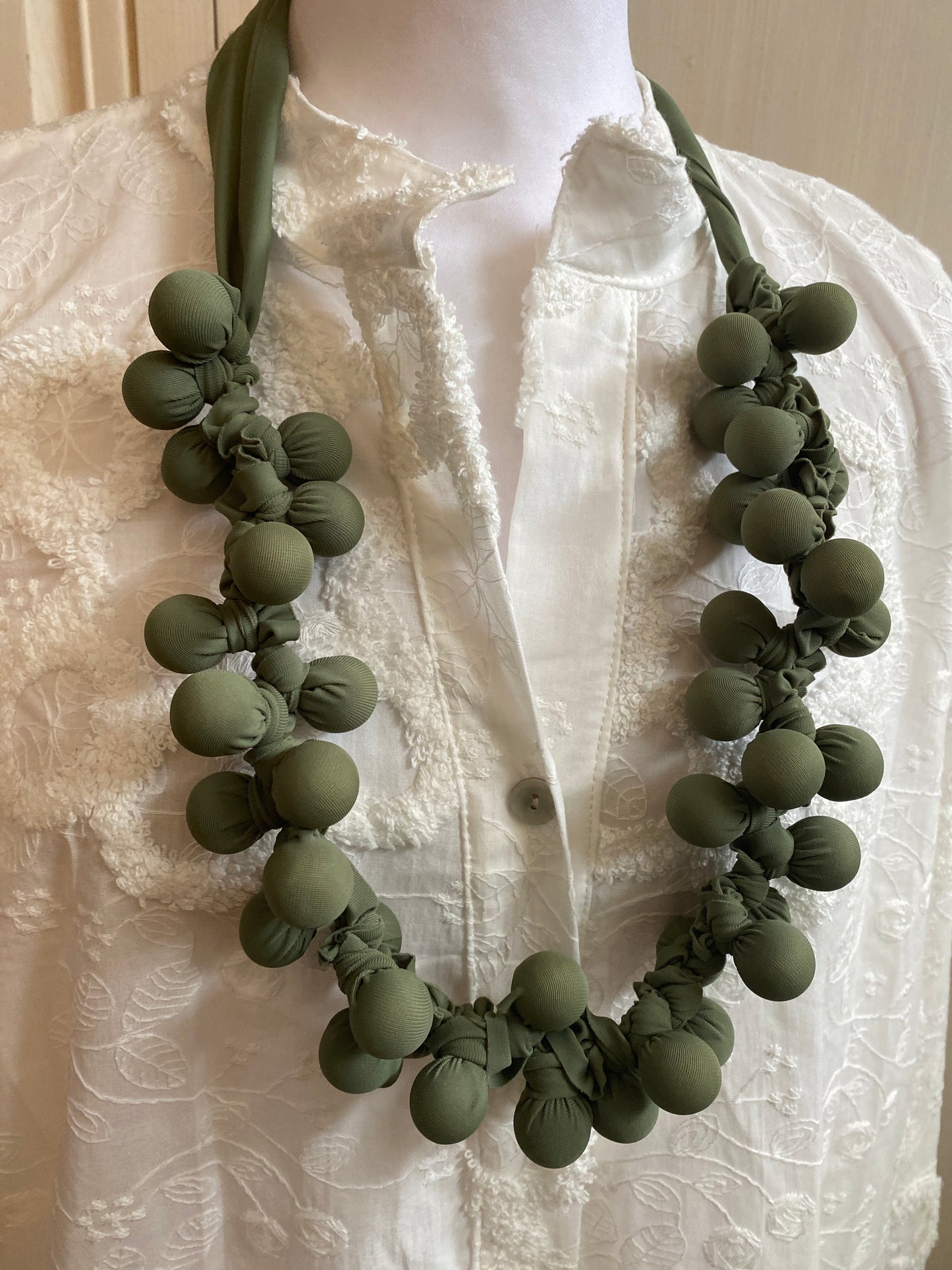 Collier kaki