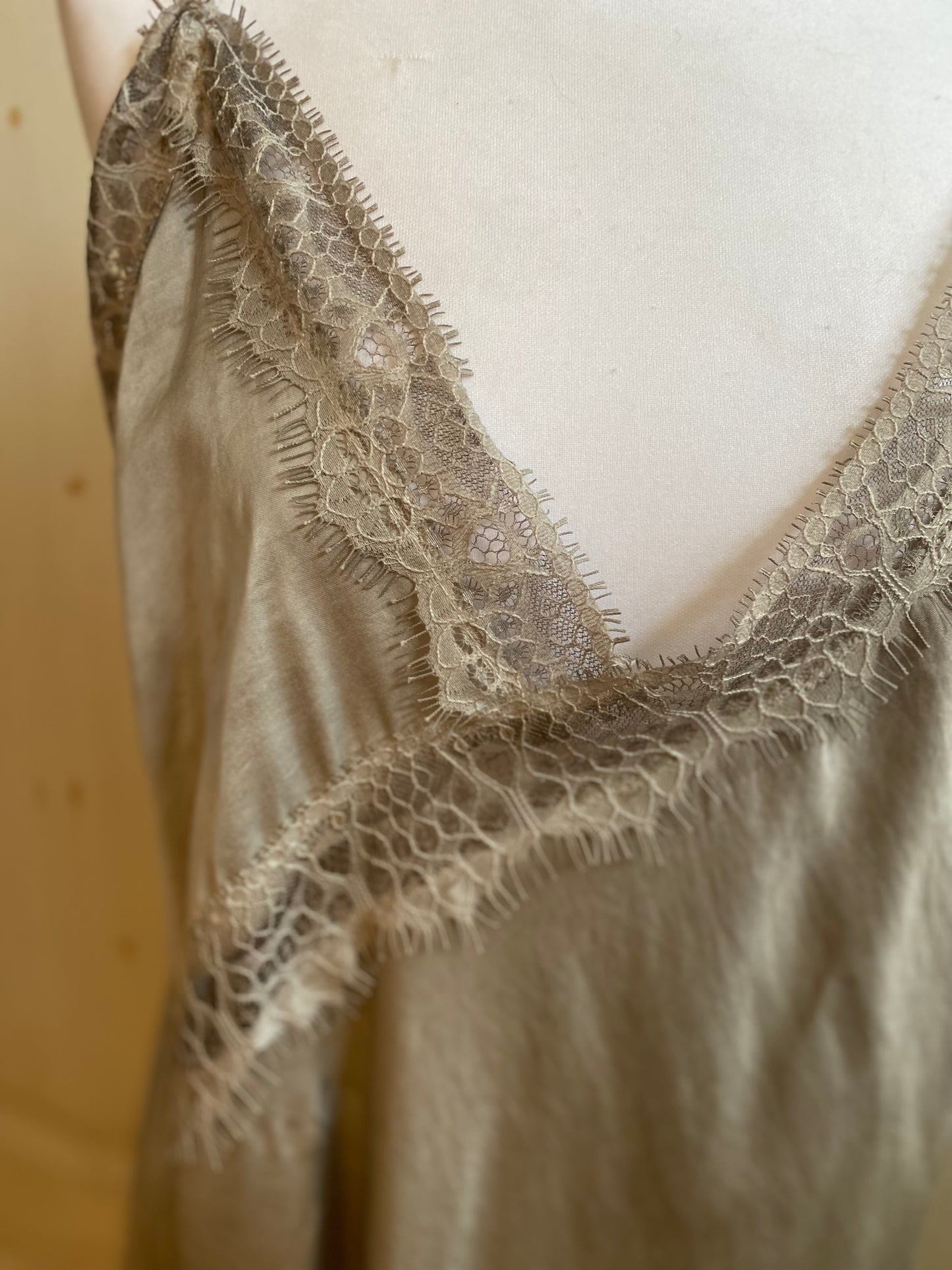 Top en pointe taupe convient du 42 au 50