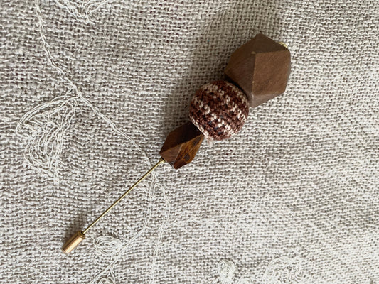 Broche pic à chapeau marron