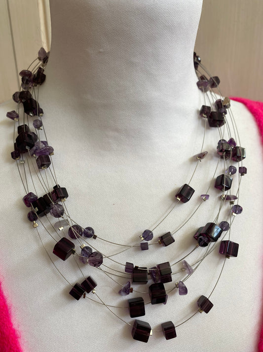 Collier violet déstructuré