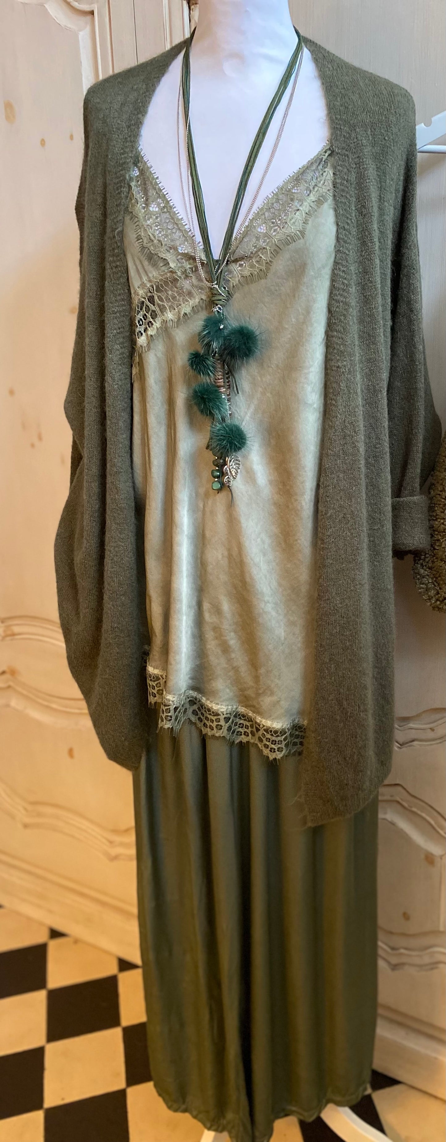 Tenue Louisa 4 pieces du 42 au 48