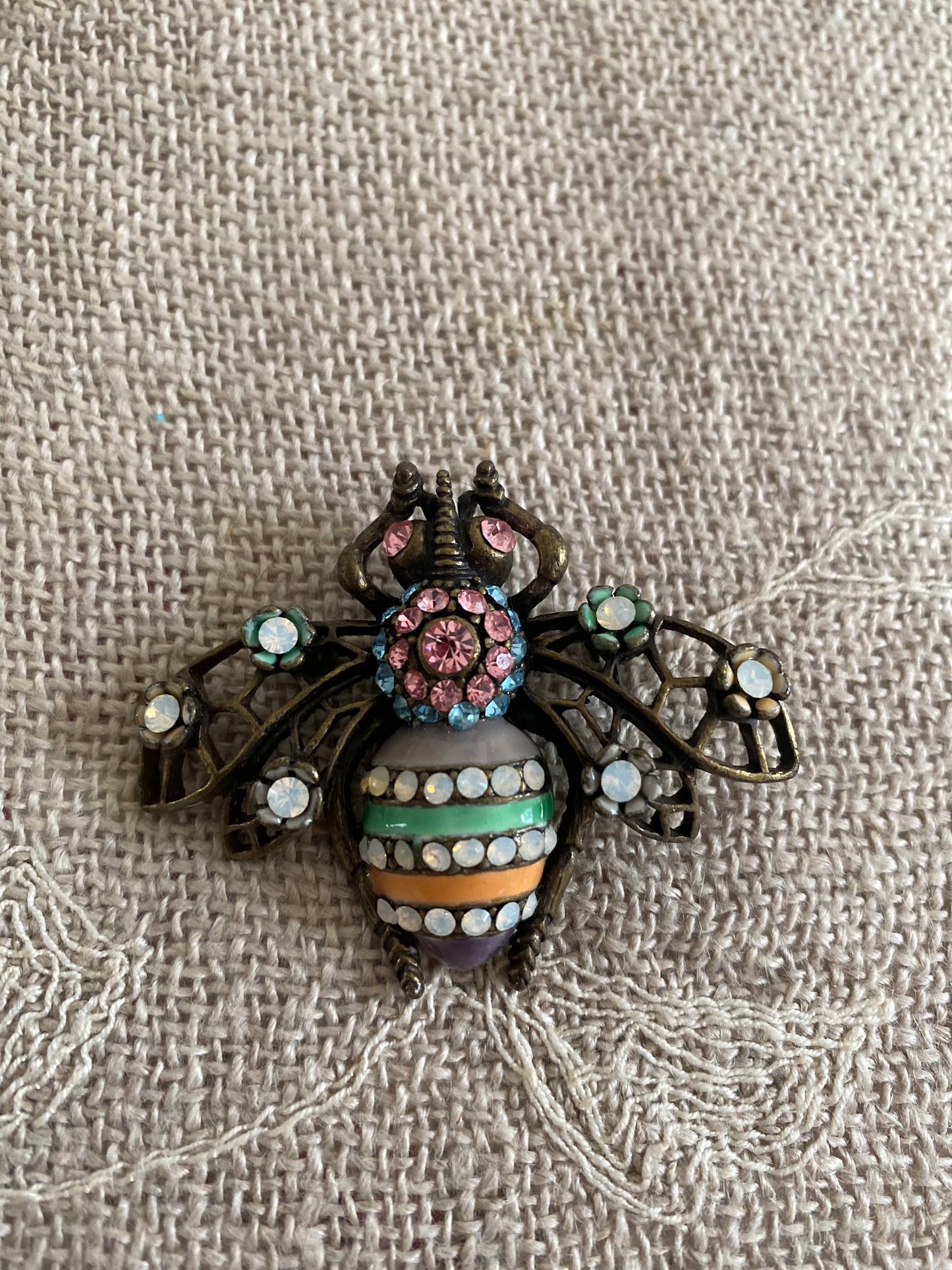 Broche abeille multicolore