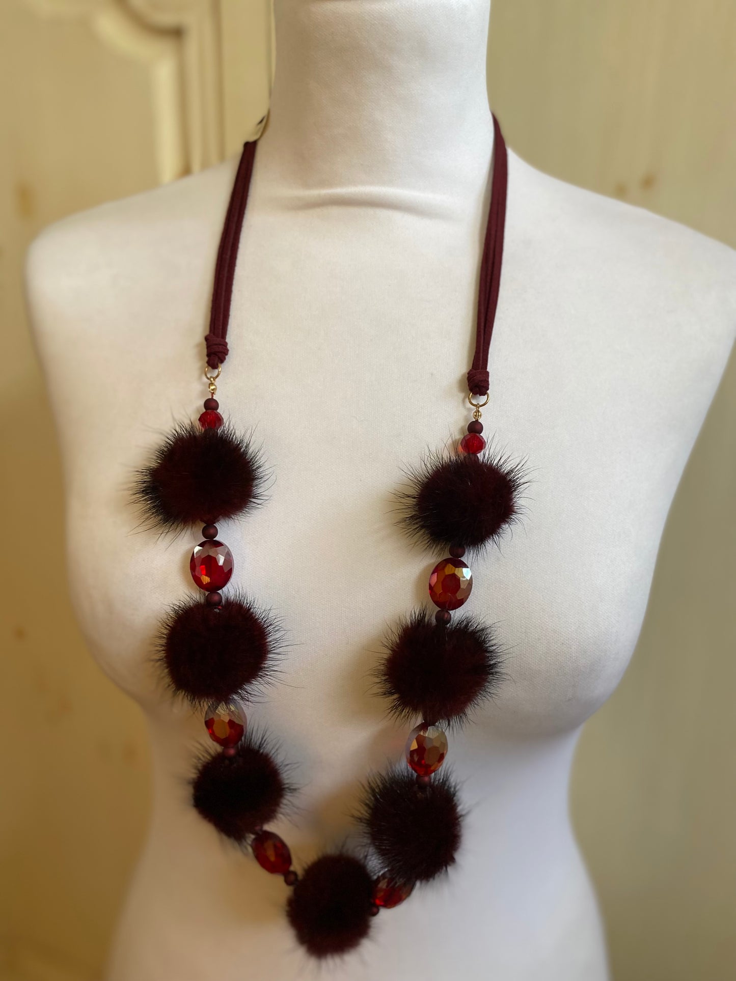 Sautoir pomponne bordeaux