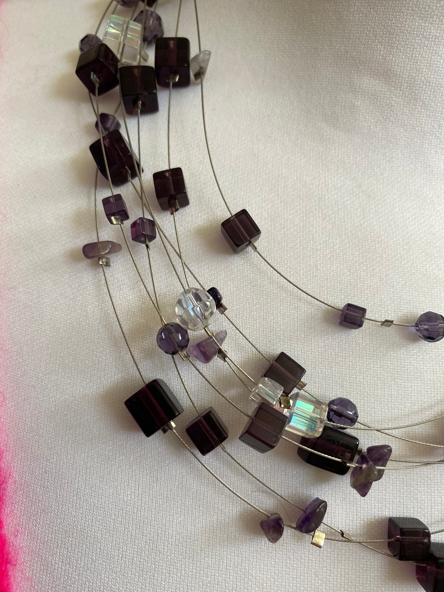 Collier violet déstructuré