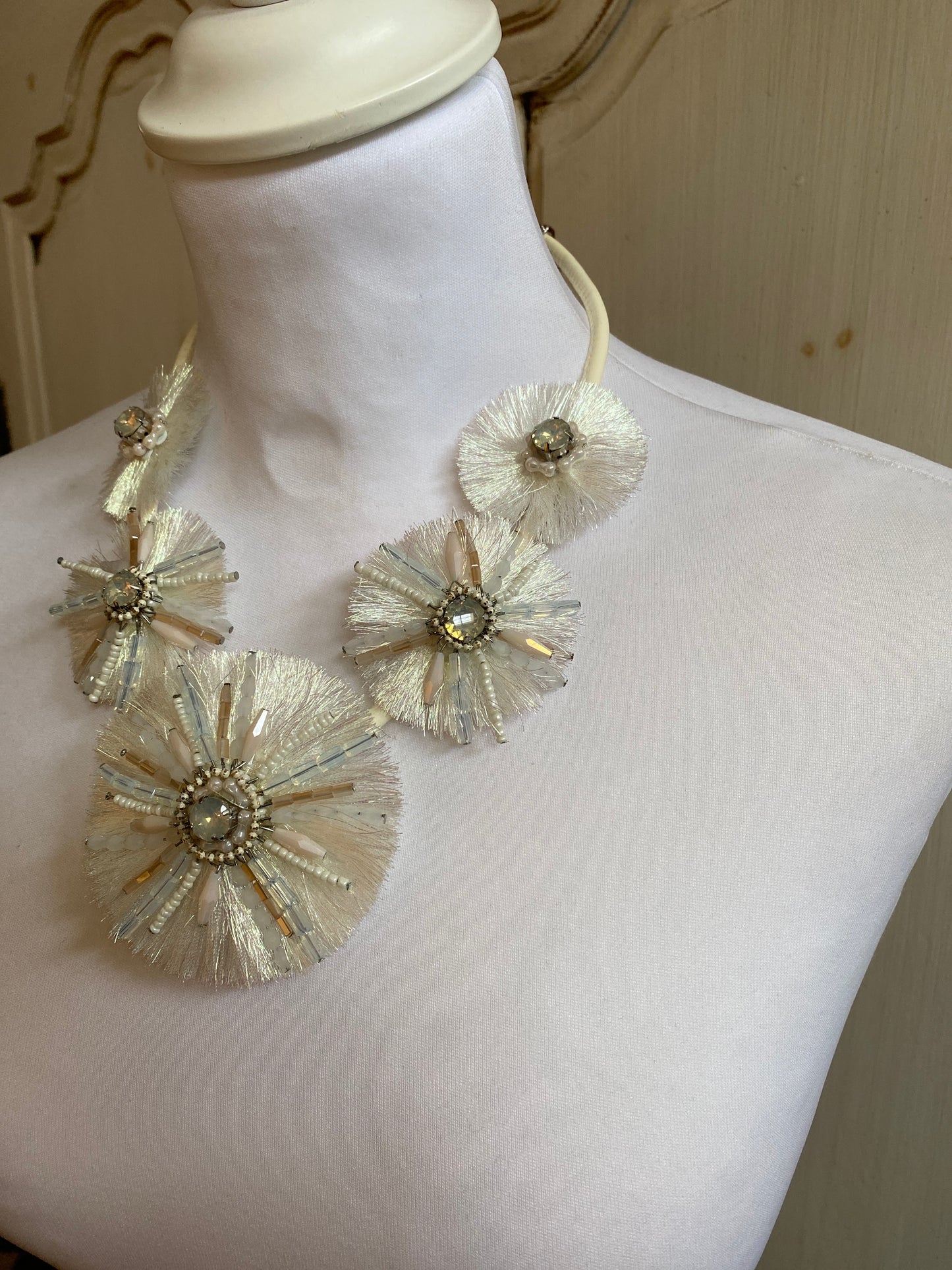 Collier irisé blanc nacre
