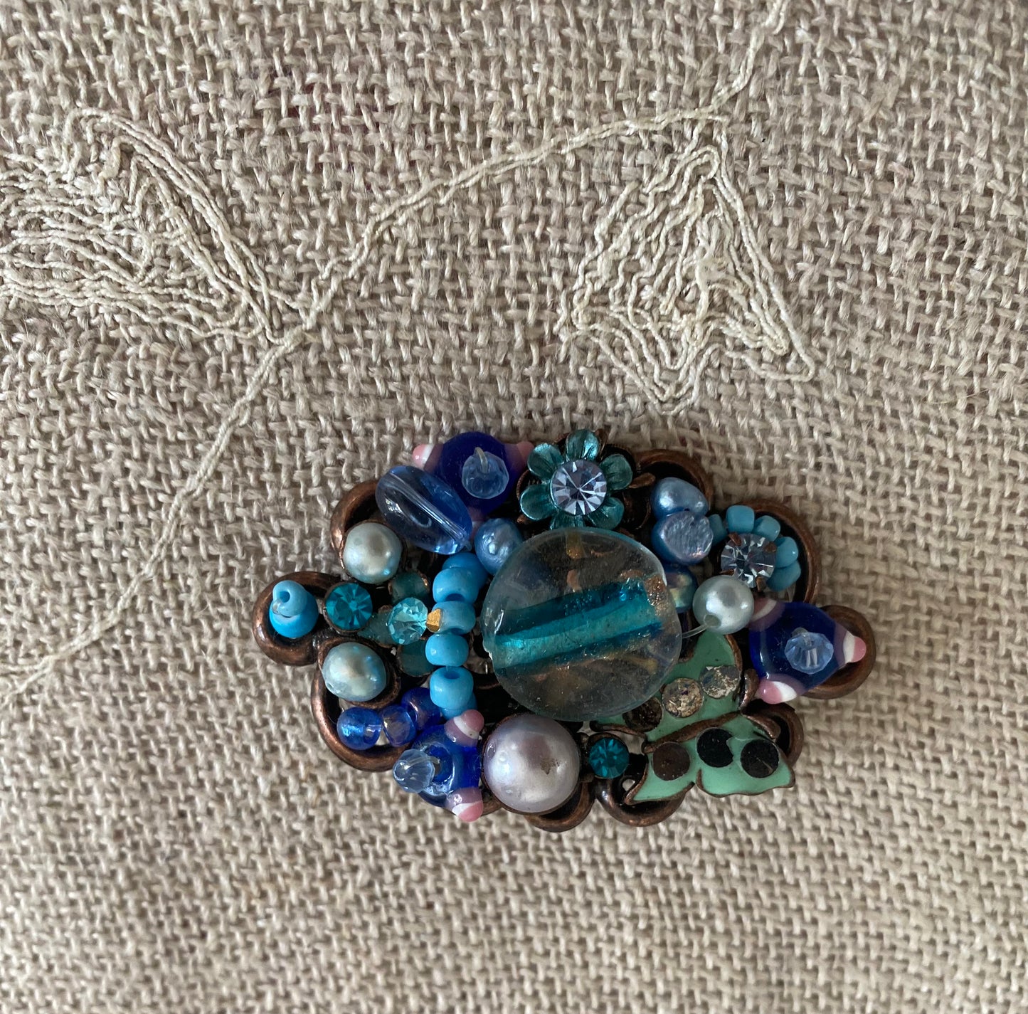 Broche bleu