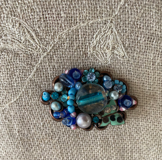 Broche bleu