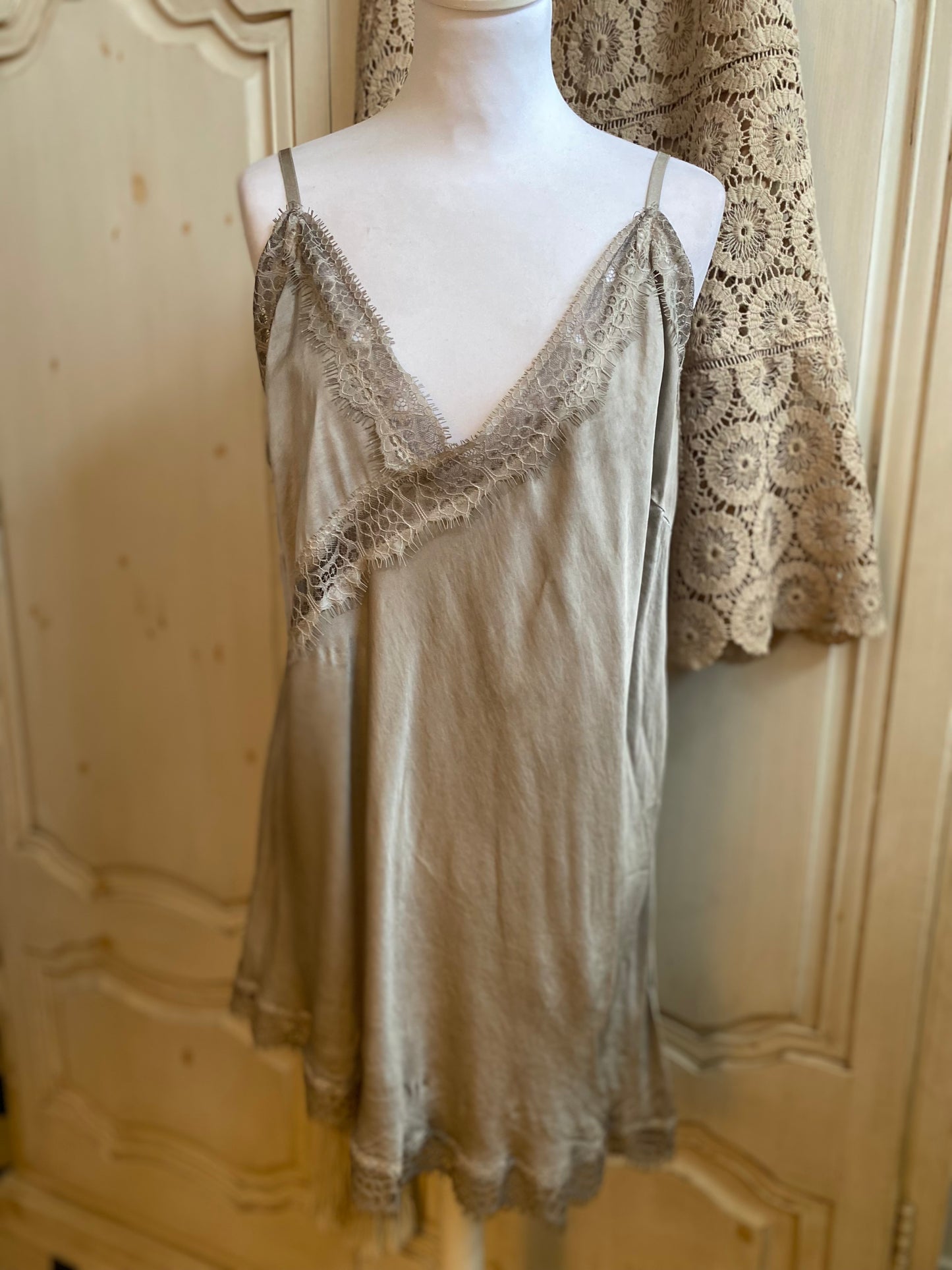 Top en pointe taupe convient du 42 au 50