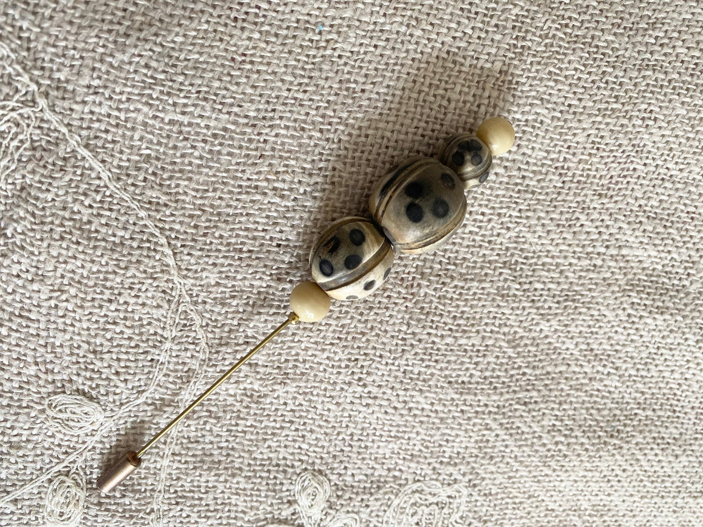 Broche pic à chapeau perles bois