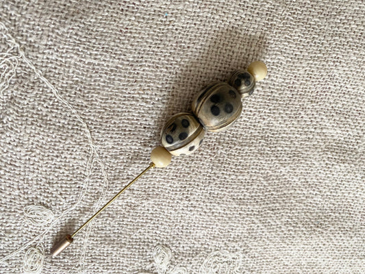 Broche pic à chapeau perles bois