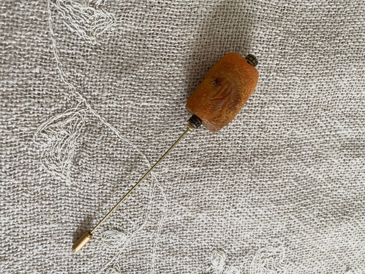 Broche pic à chapeau orange fumé