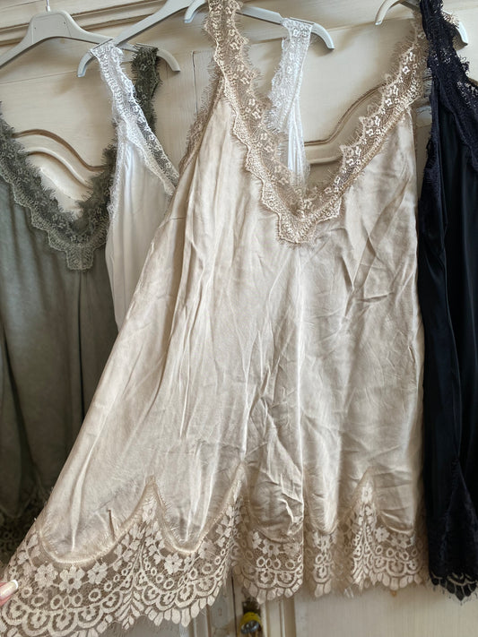 Top Soie taupe convient du 42 au 50