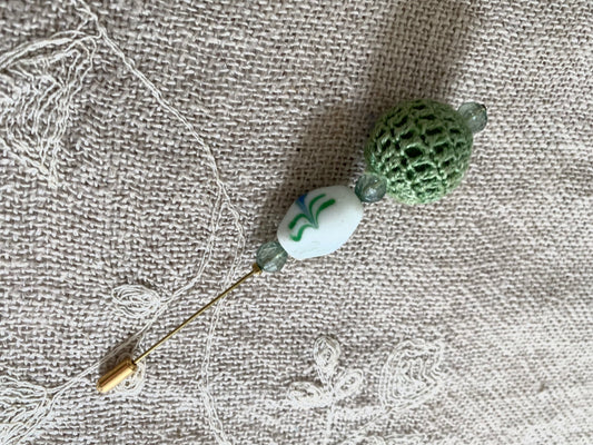 Broche pic à chapeau vert