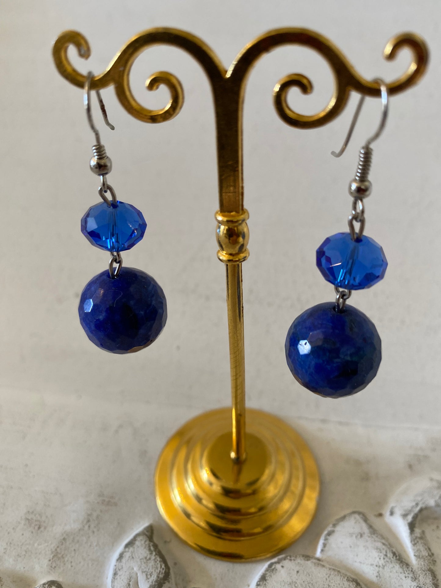 Boucle d’oreille cristal de roche bleu