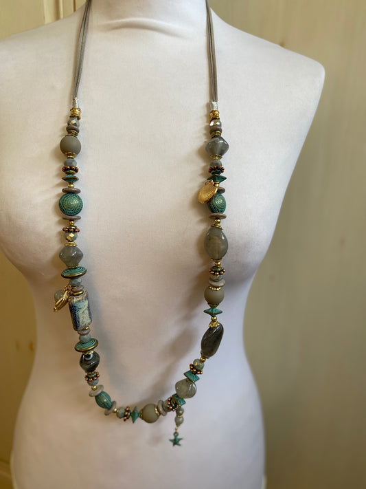 Sautoir gris céladon