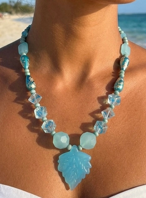 Collier feuille bleu